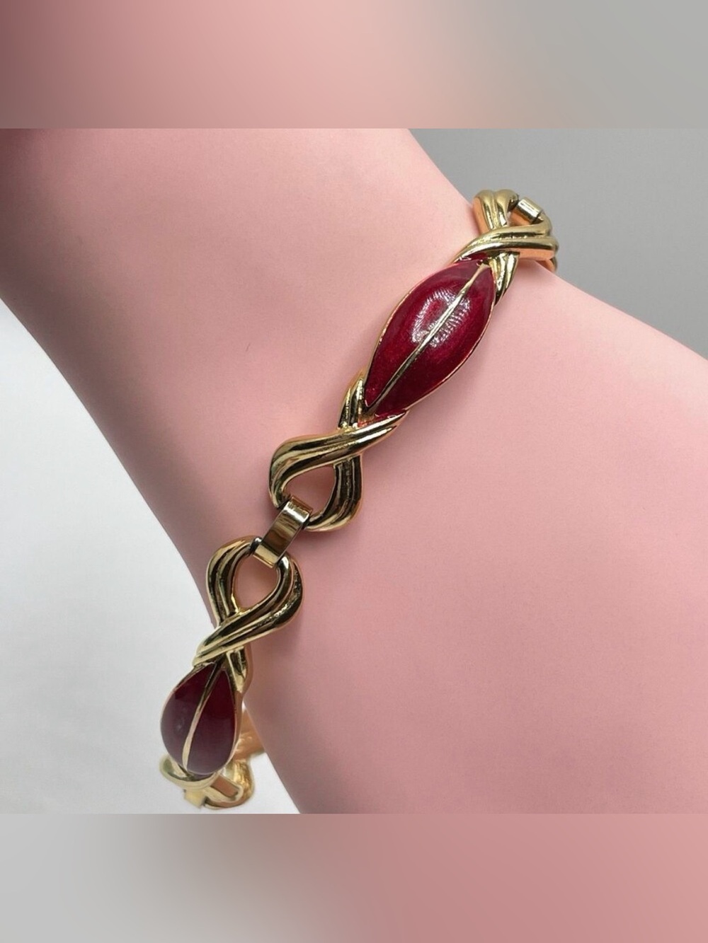Trifari Vintage Gold Tone Red Enamel Link Bracelet Box Closure 7.5 in Stunning